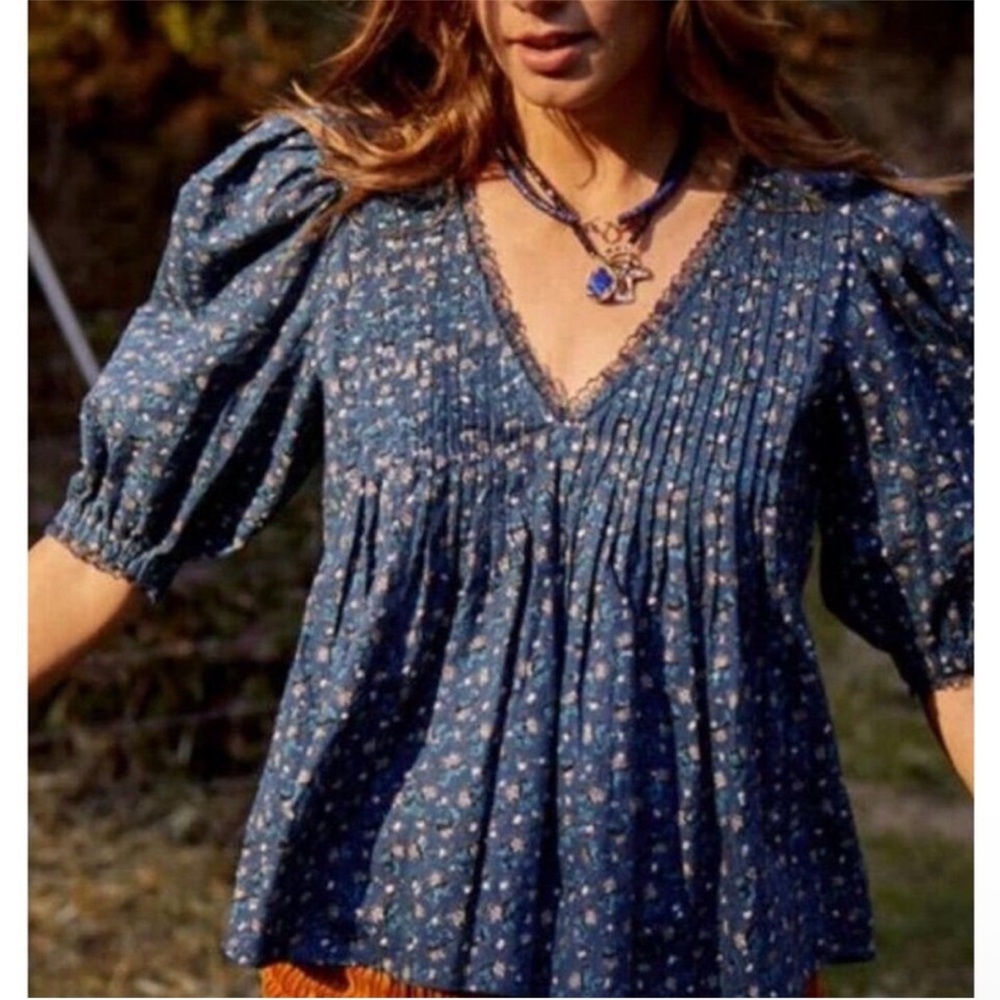 Floral Pintuck V-Neck Peasant Top in Navy
